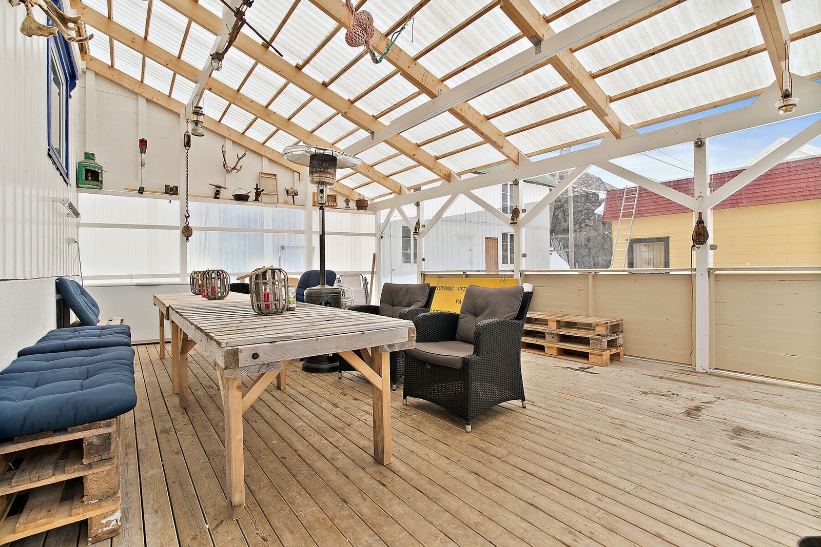 Kårhamnveien 6 (gammelt vinterbilde bilde) - Romslig vinterhage. Galleribilde