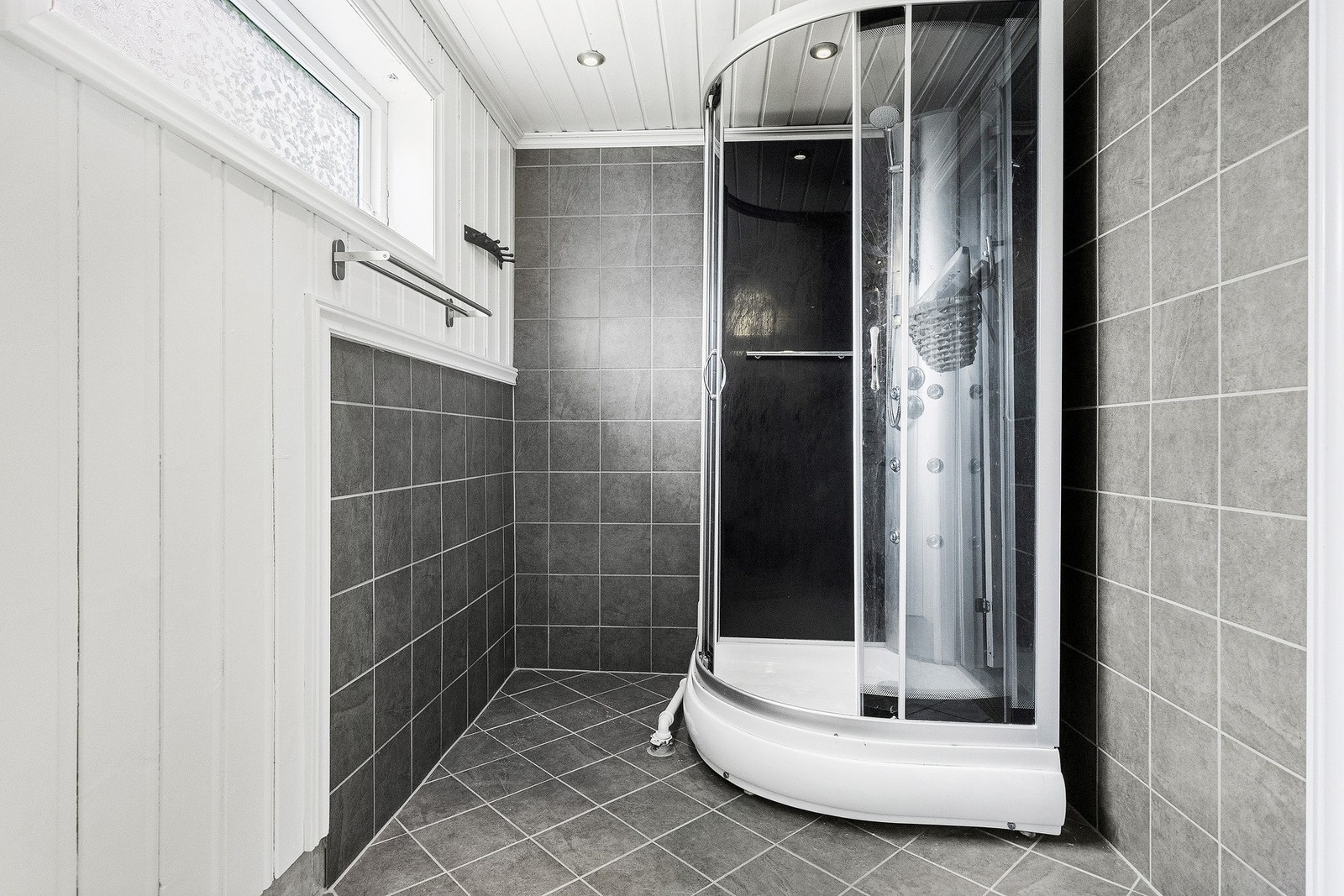 Halve badet ble oppgradert i 2016 med nye fliser på vegg og gulv samt satt inn nytt dusjkabinett. Galleribilde