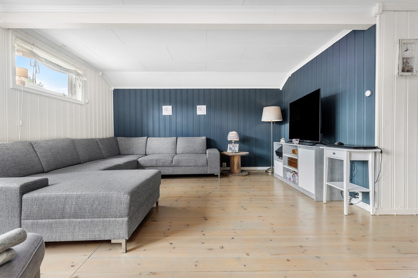 Innbydende stue med plass til stor sittegruppe. Galleribilde