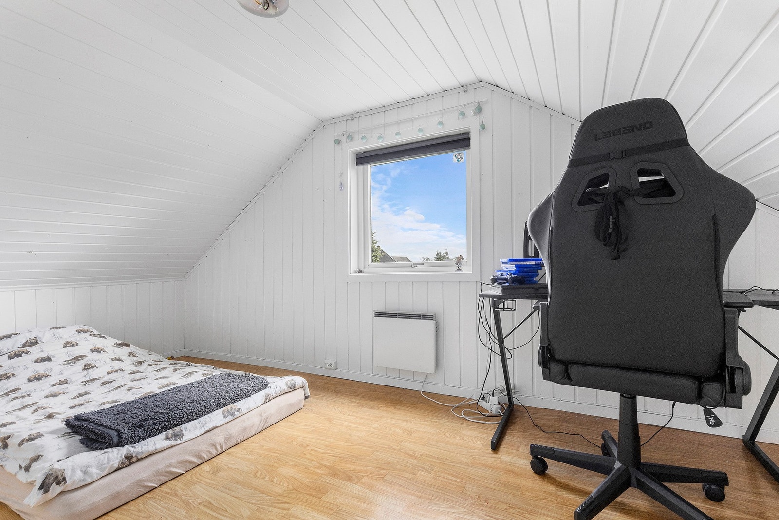 Soverom 3 - på nordsiden, et lunere rom med plass til dobbeltseng og kontorpult. Galleribilde