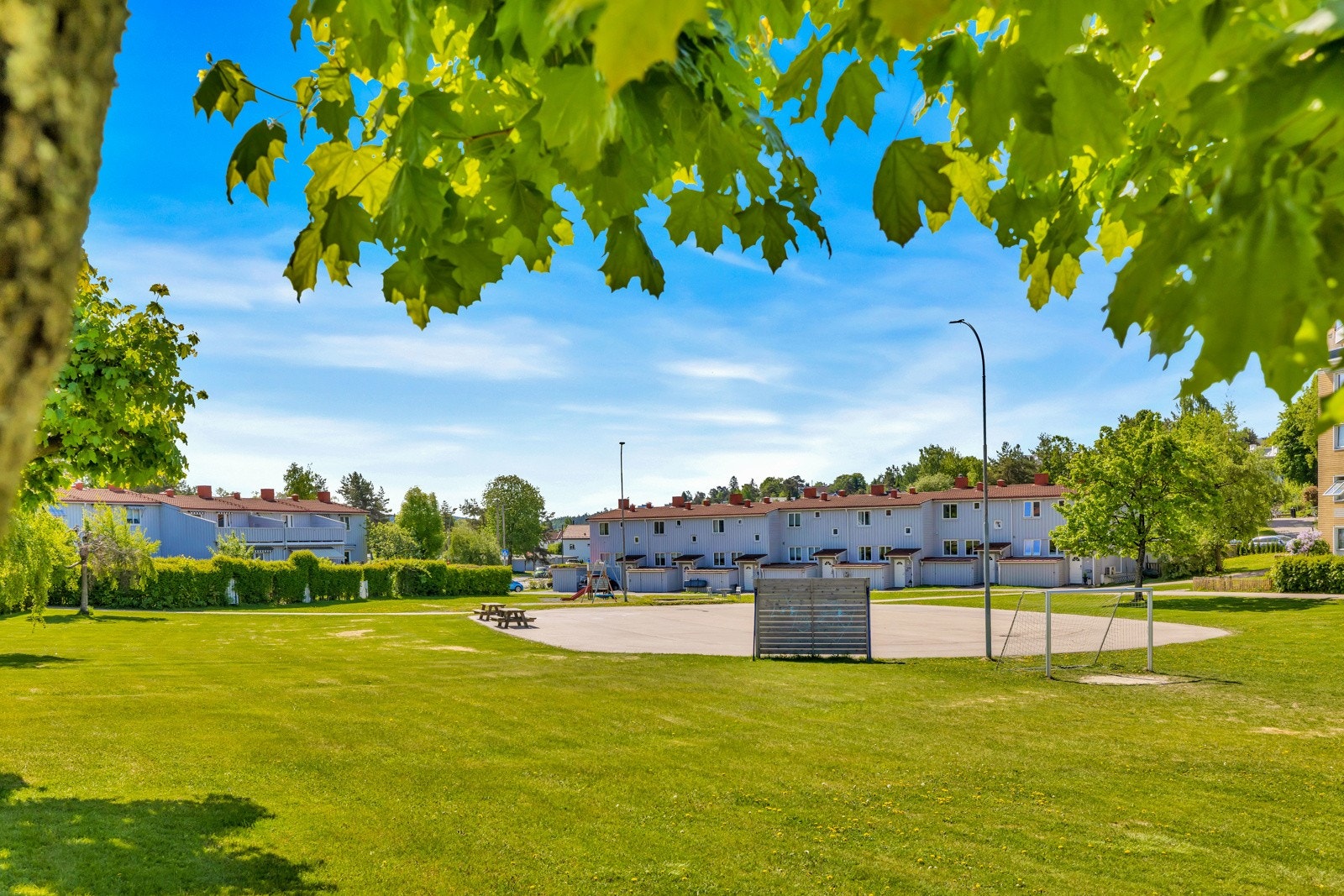 Stort grøntområde med flere lekeplasser og grillplasser i umiddelbar nærhet (Havredalen) Galleribilde