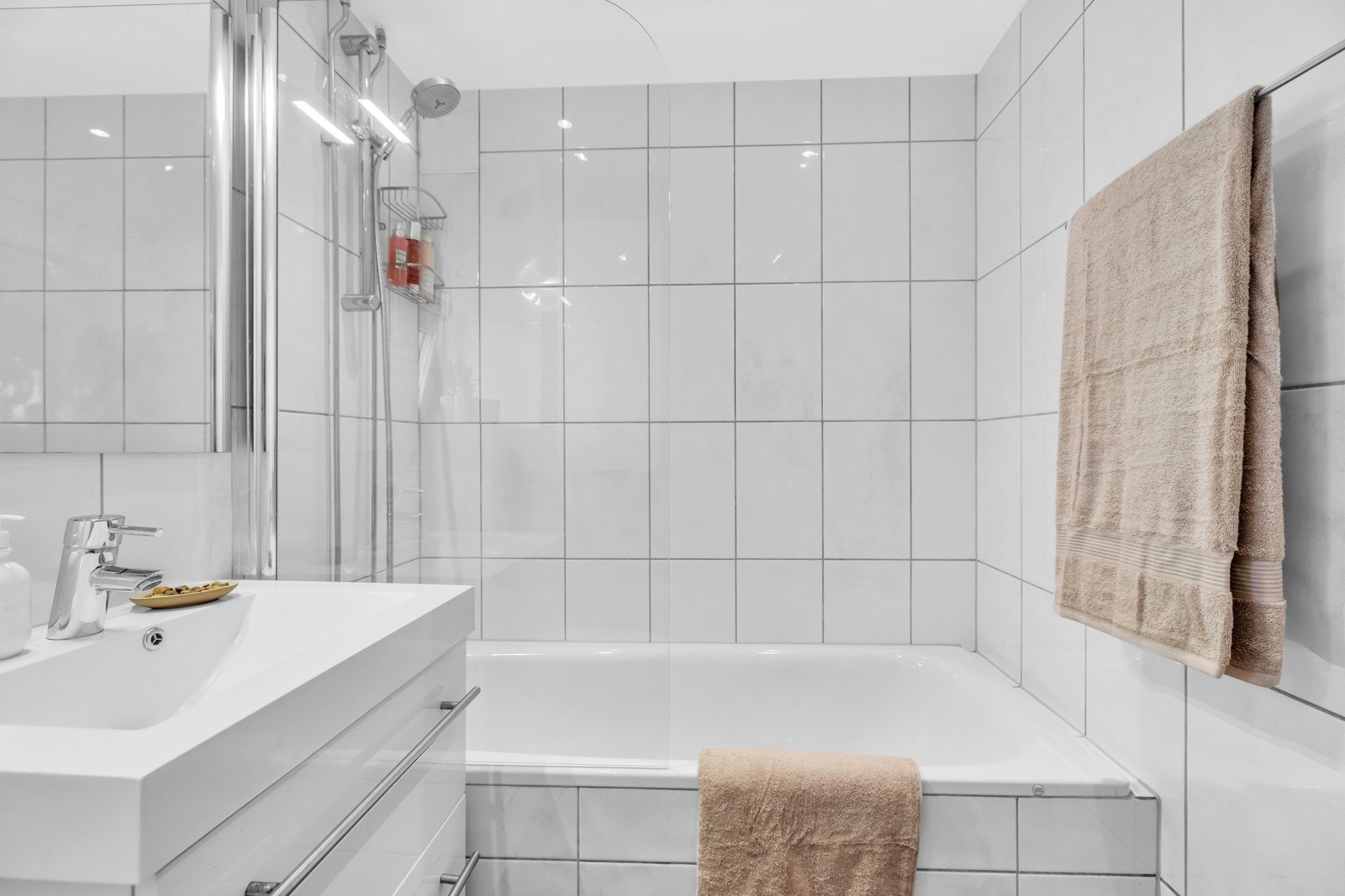 Bad i 1. etasje med badekar Galleribilde
