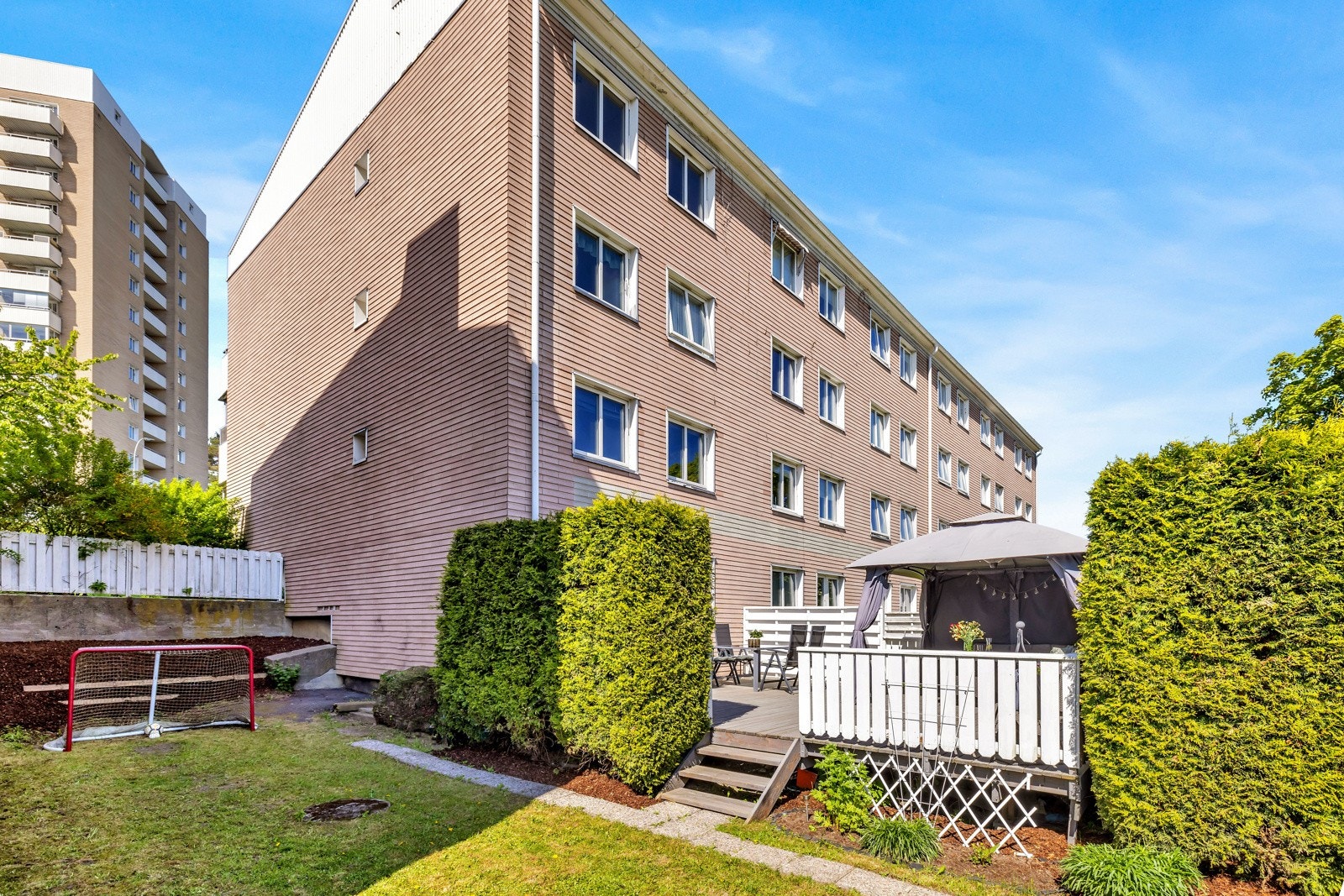Stor terrasse på 38 kvm, sydvestvendt innglasset balkong på 6,5 kvm og hage Galleribilde