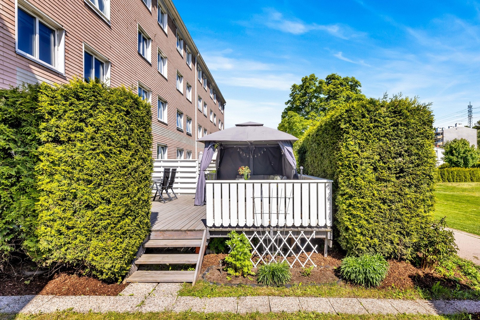 Trapp ned fra terrassen til hagen Galleribilde