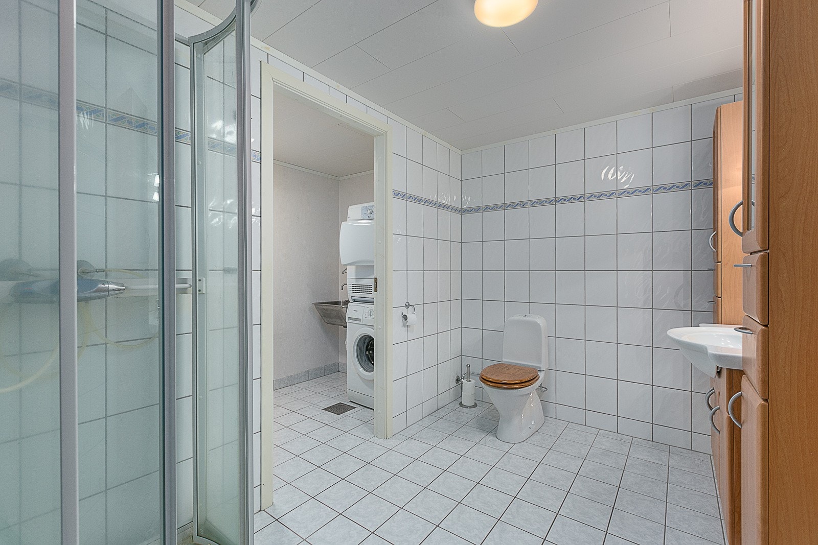 Egen del for vaskerom inne på bad, med god plass til vaskemaskin. Galleribilde