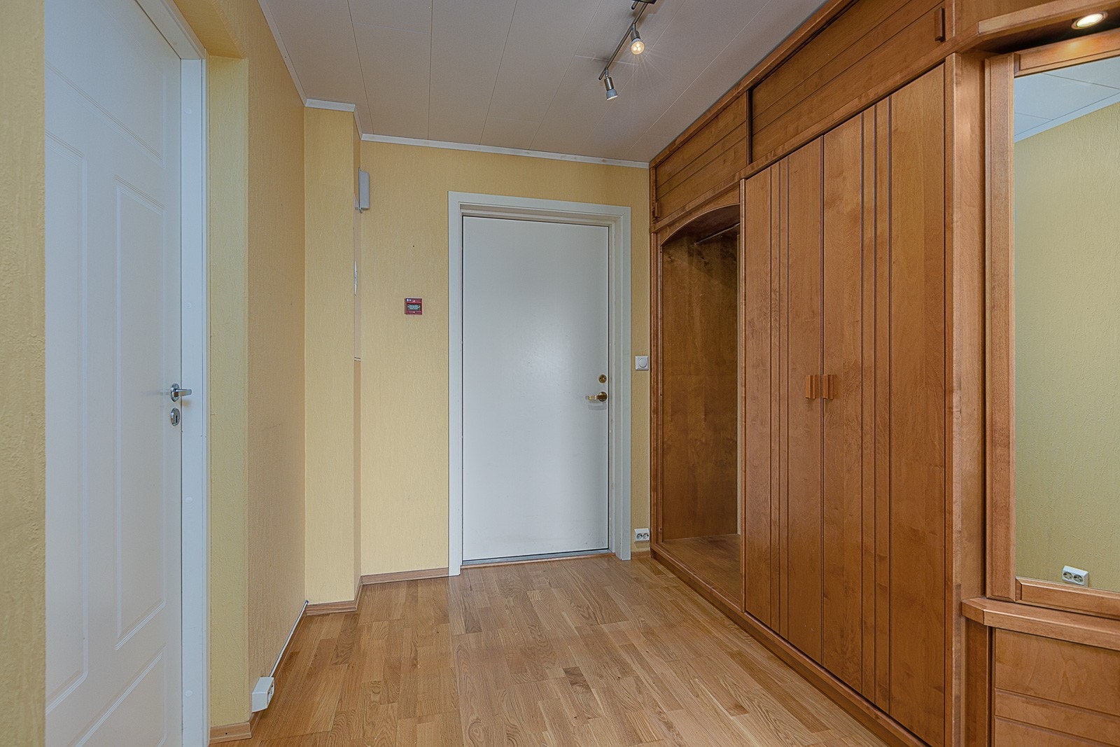 Hall med oppbevaring i plassbygd skyvedørsgarderobe. Galleribilde