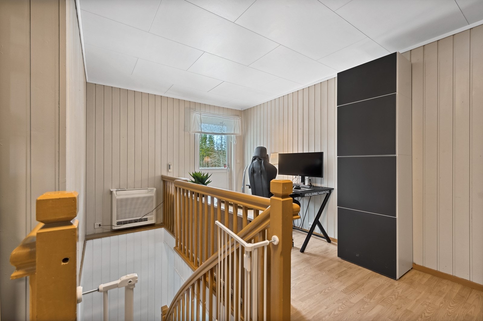 Mellomgang med plass til kontorpult Galleribilde