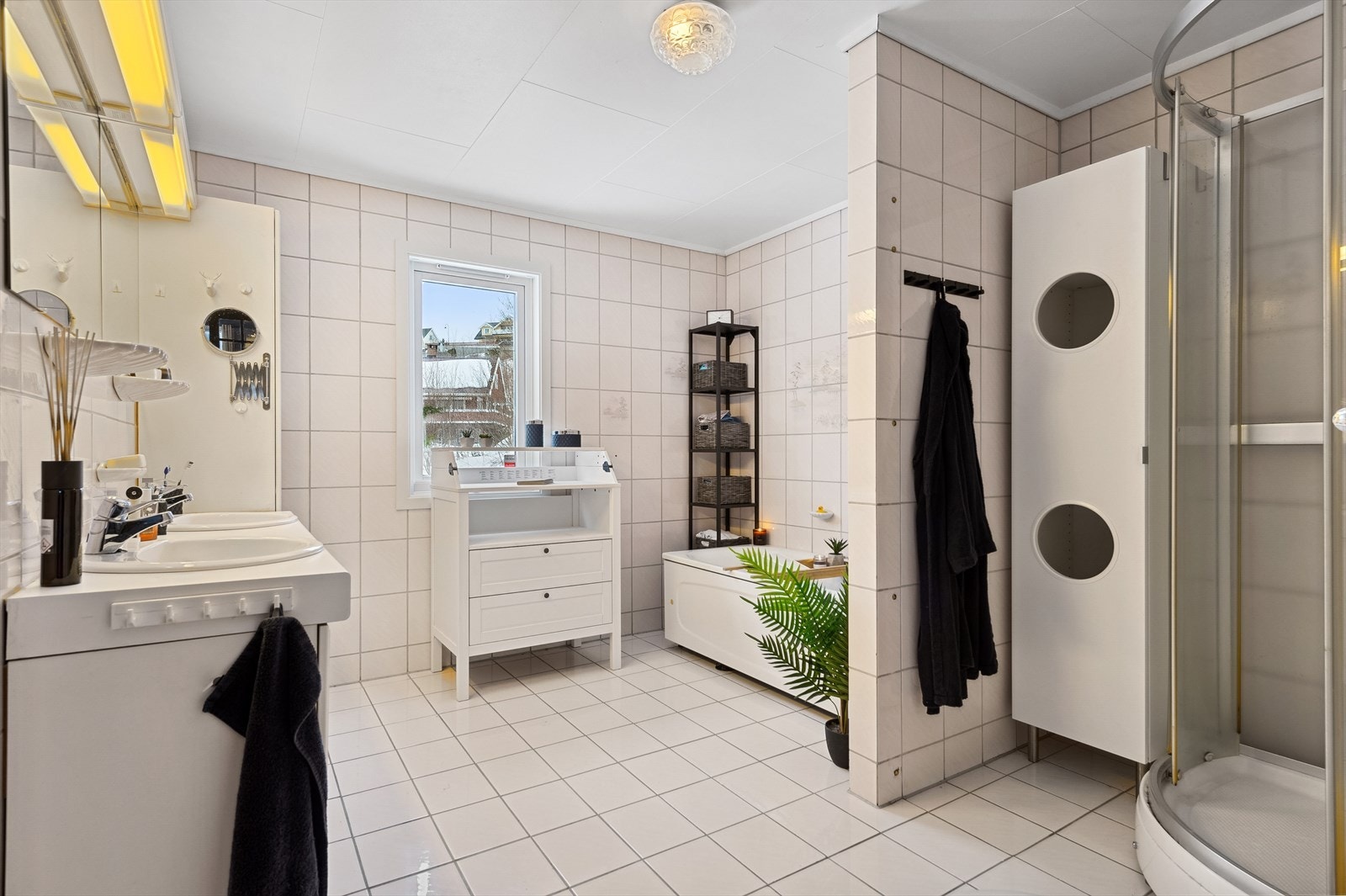 På det største baderommet er det også badekar. Galleribilde