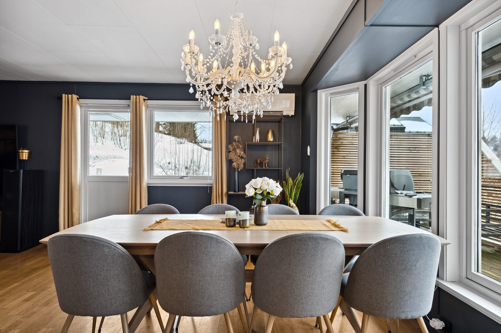 I stuen er det god plass til spisestue Galleribilde