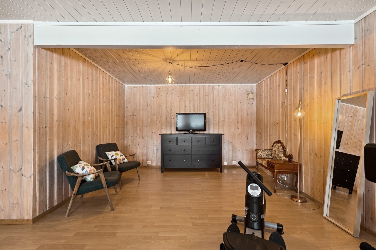 I kjellerstuen er det laminat på gulvet og panel på veggene Galleribilde