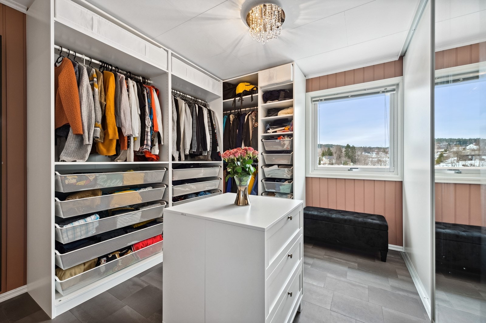 Soverom i 1. etasje er innredet som "walk in closet" Galleribilde