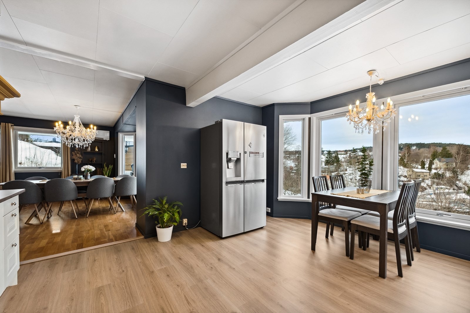 Kjøkkenet ligger i delvis åpen løsning mot stuen og har god plass til en hyggelig spisegruppe med utsyn over hagen Galleribilde