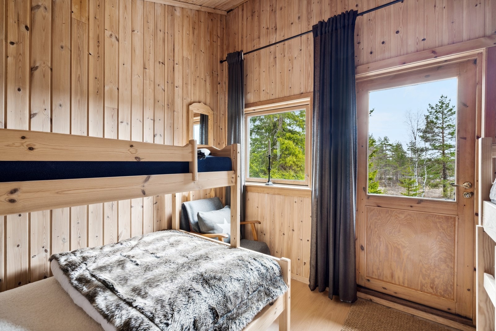 Rommet er innredet med køyesenger. Herfra er det direkte utgang til terrasse. Galleribilde