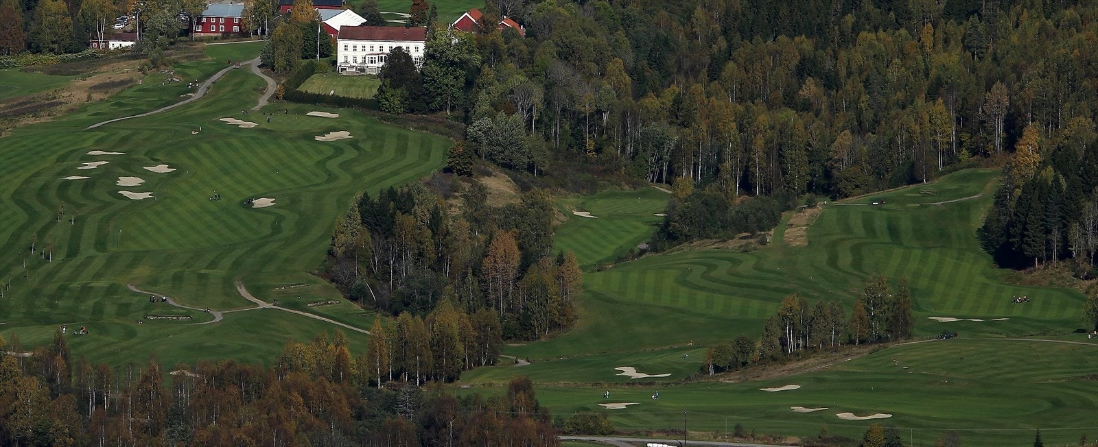 Oversiktsbilde over Aas Gaard Golfpark med 18-hulls golfbane. Galleribilde
