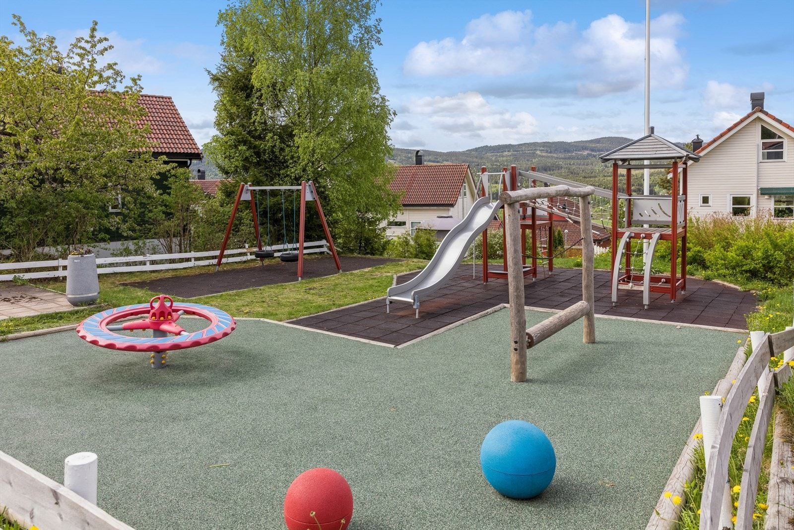 Nabolaget er elderado for barn med lekeplasser og marka like i nærheten. Barnehage finner man ikke langt unna og nærmest barne- og ungdomsskole er på Elvetangen. Galleribilde