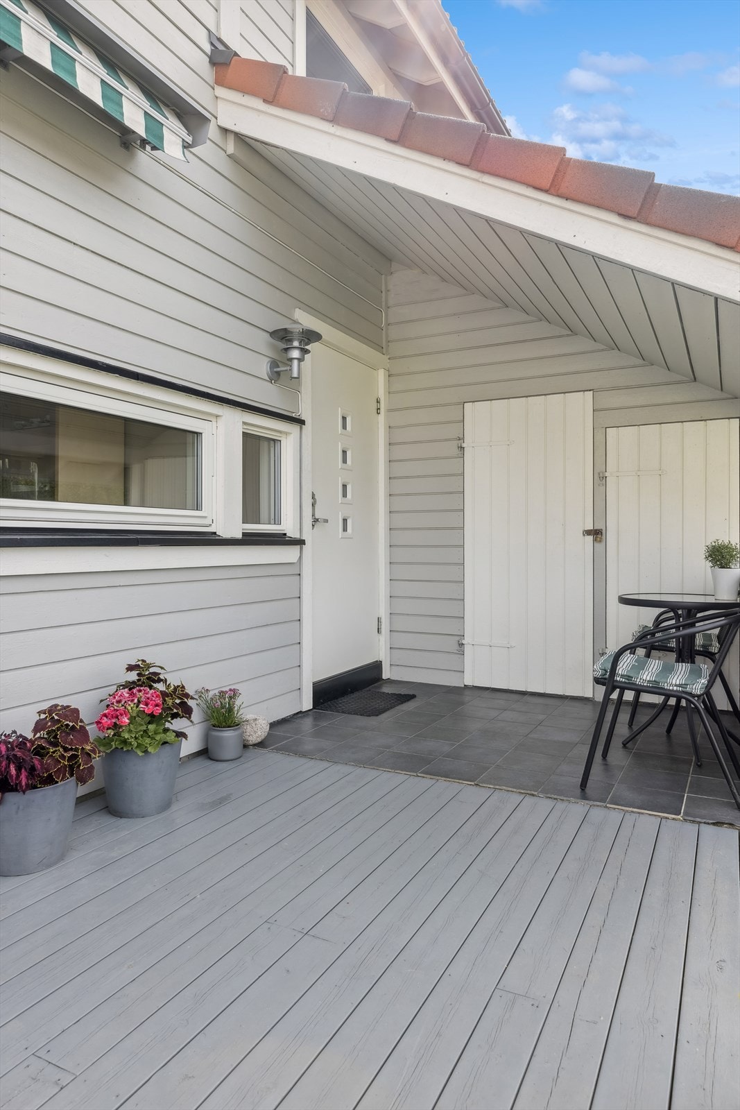 Perfekt for å kunne sette et hyggelig cafèsett. Inngang til sportsbod for ekstra oppbevaring. Galleribilde