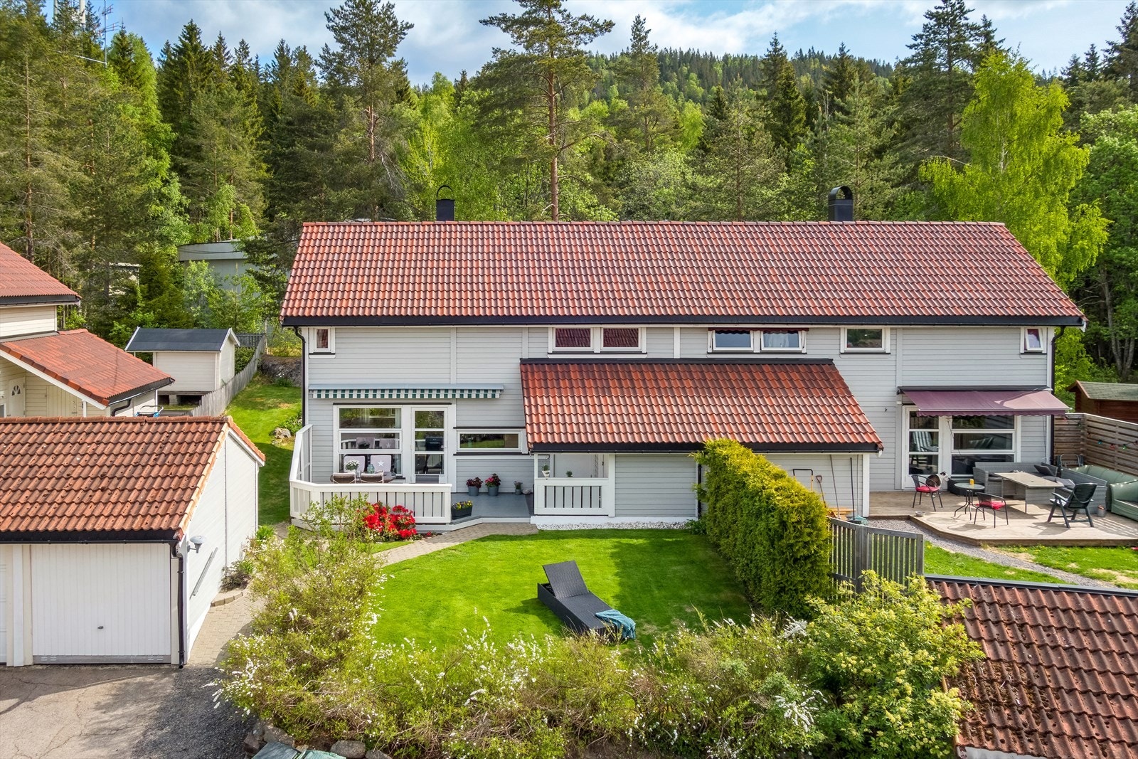 Boligen ligger helt oppe ved marka, noe som gjør at man har tilgang til turmuligheter rett utenfor døren. Galleribilde