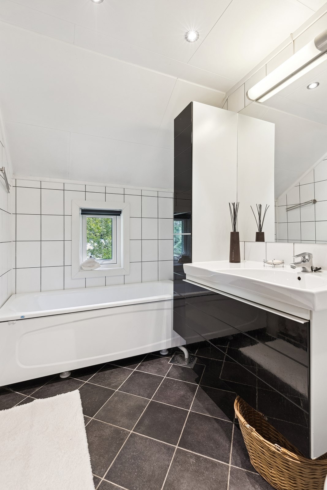 Badet i 2.etasje er utstyrt med dusj, badekar og baderomsinnredning. Galleribilde