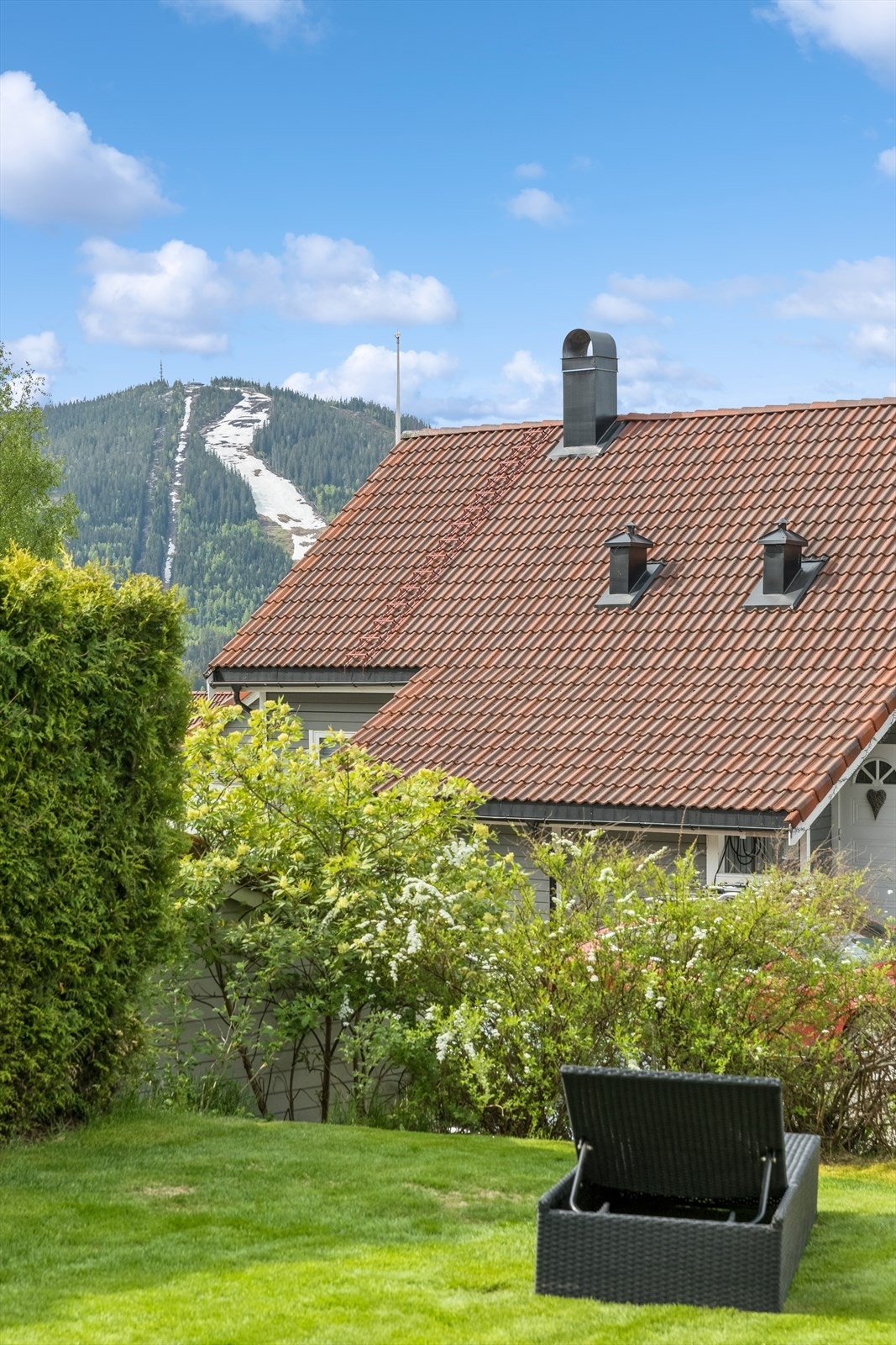 Fra boligen ser man Varingskollen alpinansenter som kan by på bakker i forskjellige vanskelighetsgrader. Etter en lang dag i bakken er det fint å kunne avslutte dagen på Toppstua. Galleribilde