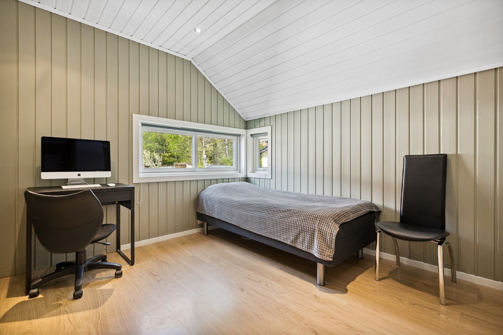 Soverom lll - Alle tre soverommene er plassert i samme etasje. I denne etasjen finner man også badet. Galleribilde