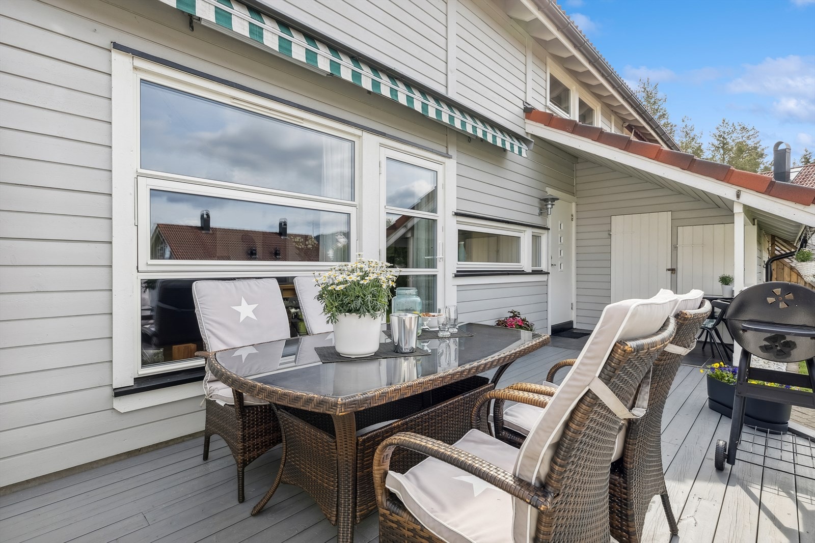 Ved for mye sol, er den elektriske markisen perfekt å kunne dra ut for litt skygge. Galleribilde