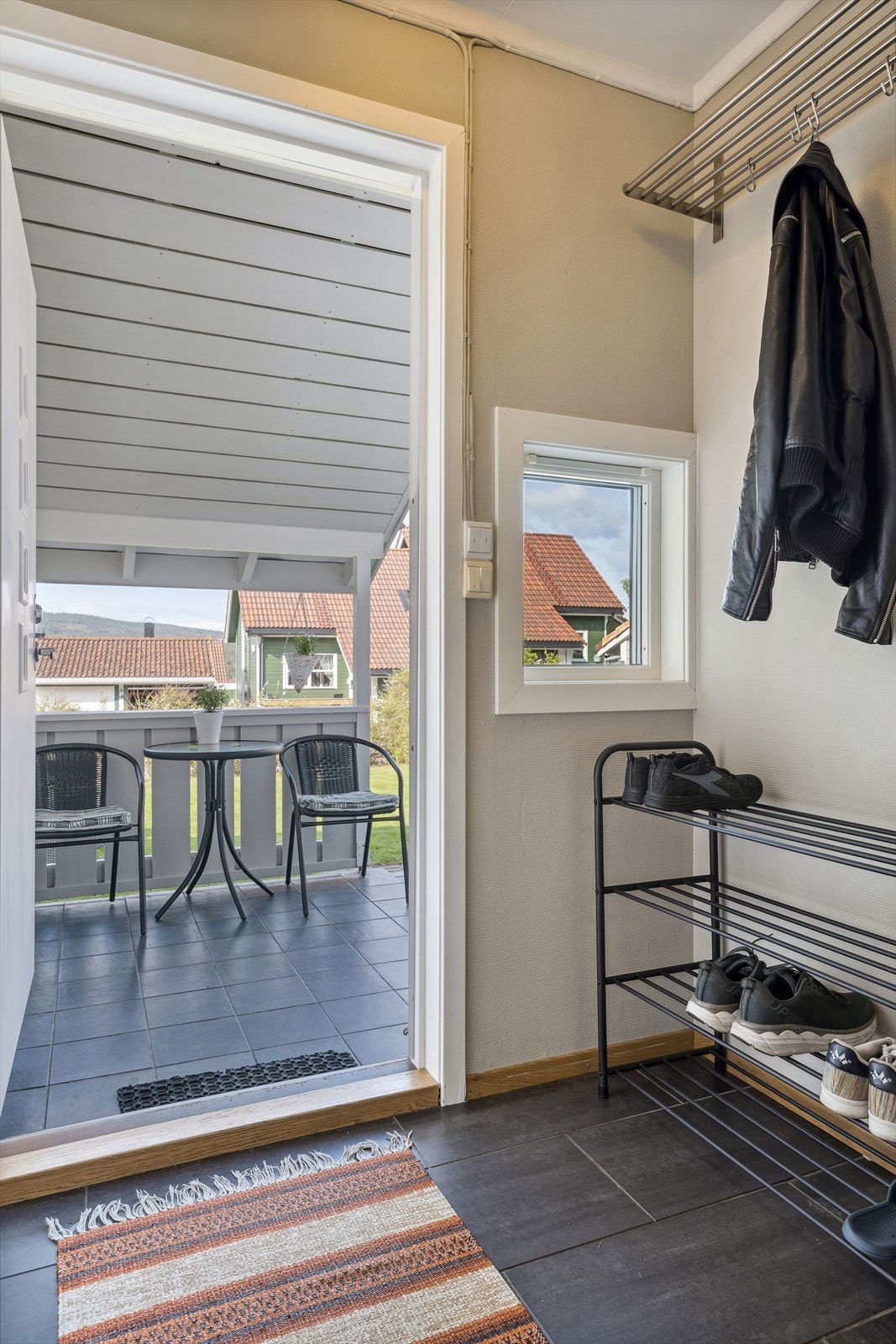 Velkommen inn! Overbygd inngangsparti ønsker deg velkommen inn. Både toalettrom og vaskerom finner man rett innenfor døren. Galleribilde