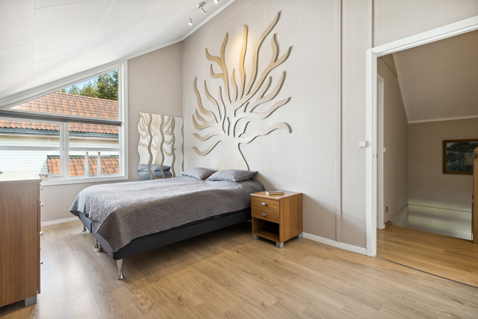 Hovedsoverommet fremstår romslig og har god plass til dobbeltseng med tihørende møblement. Legg merke til den unike takhøyden som gir en romslig følelse i rommet. Galleribilde