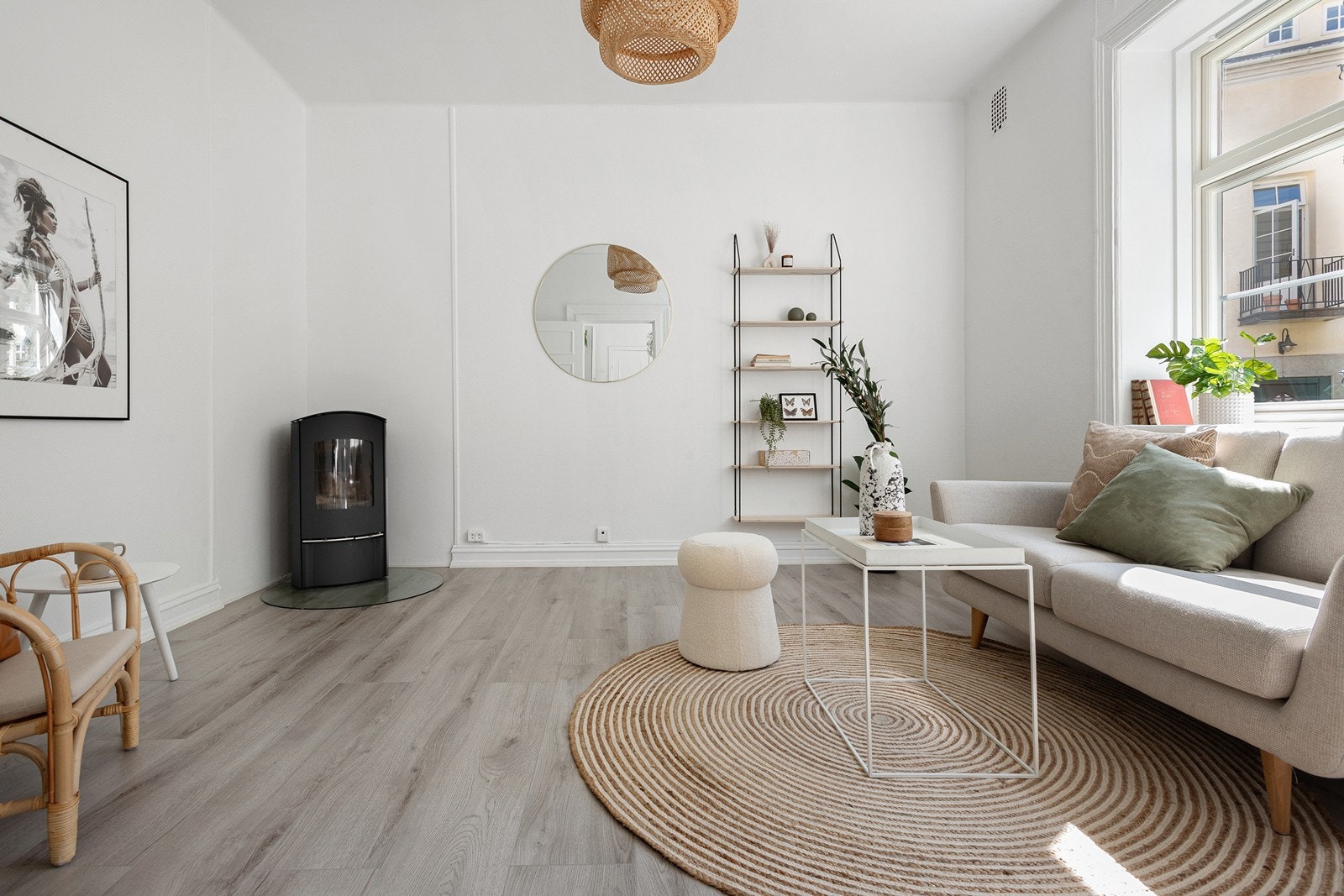 Leiligheten har nymalte overflater ny en-stavs laminatgulv. Peisovnen sørger for god varme og hygge om høsten og vinteren. Galleribilde