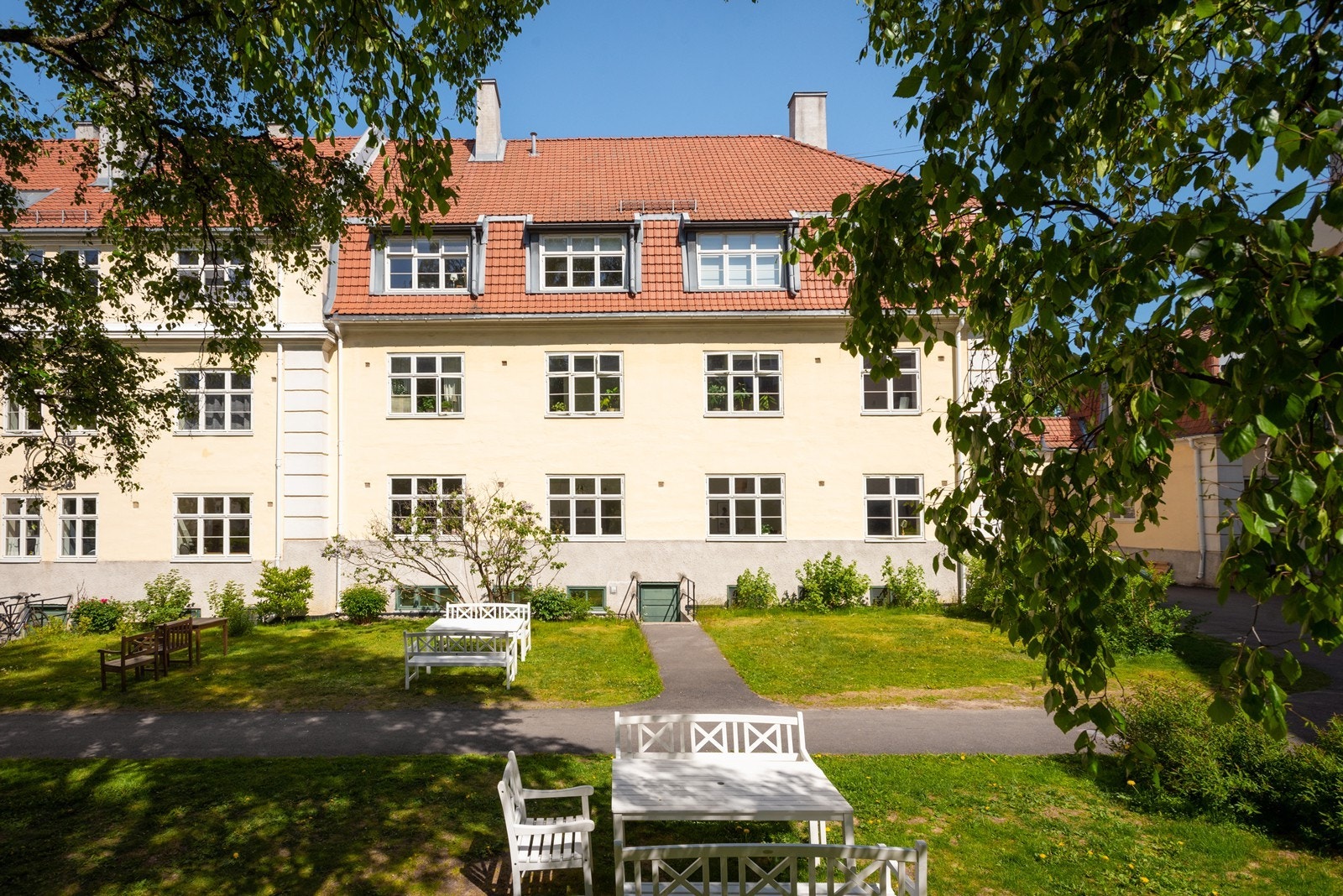 Leiligheten har en meget god intern beliggenhet på området og vender i sin helhet inn mot nydelig parkmessig bakhage. Galleribilde