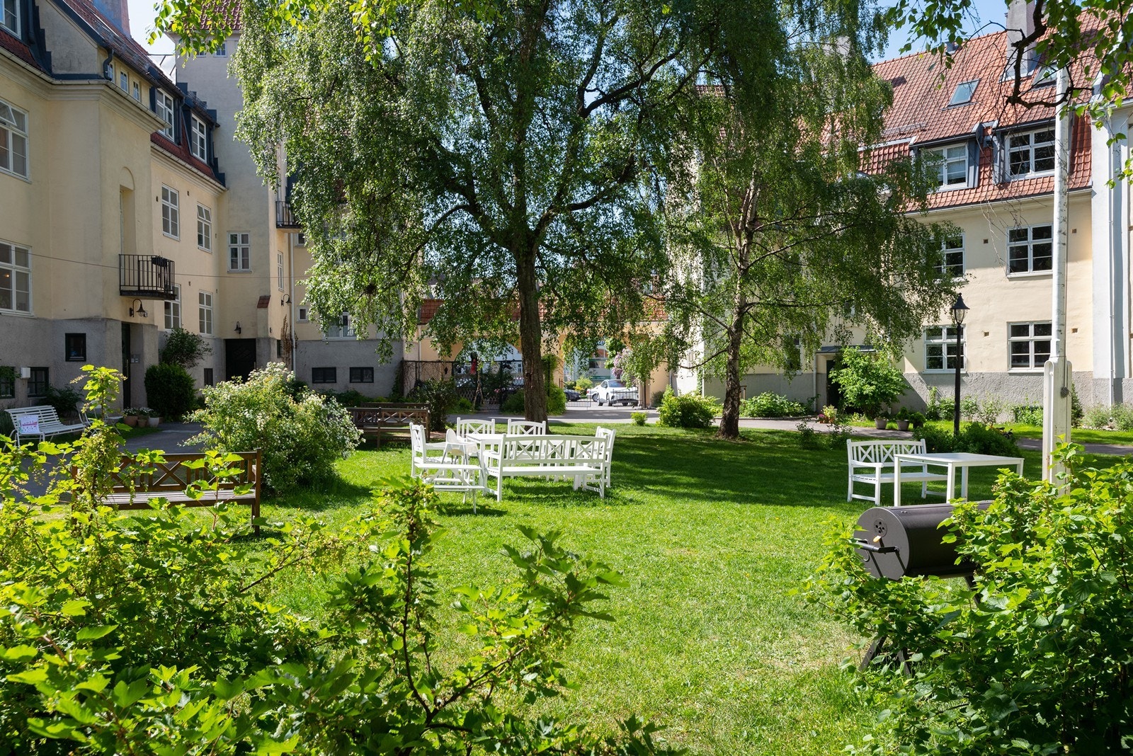 Her kan man nyte solen i en frodig og solrik hage. Galleribilde