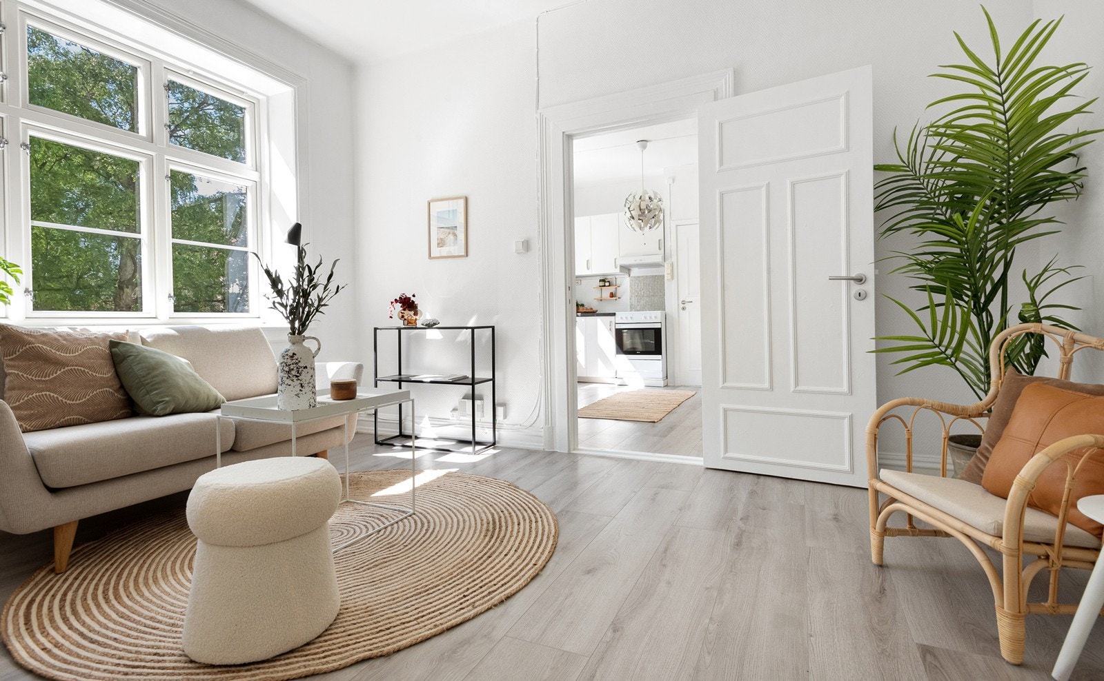 En arealeffektiv og lys leilighet. God takhøyde og store vinduer med dype karmer. Galleribilde