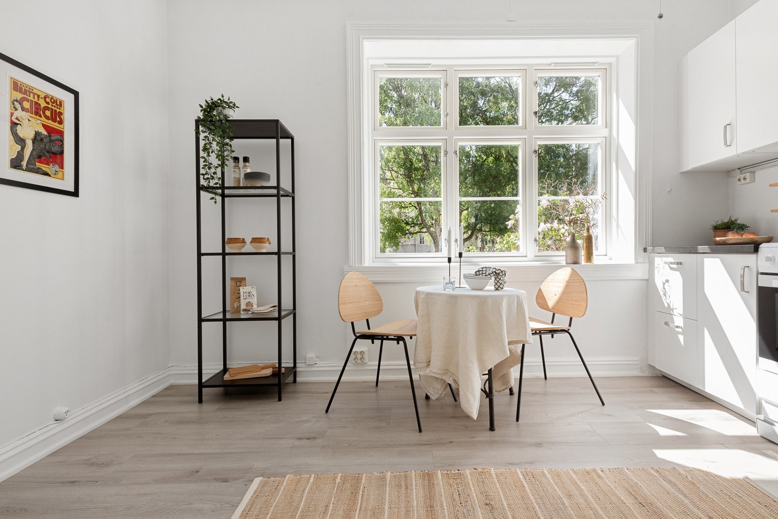 Hyggelig kjøkken med spiseplass. Galleribilde