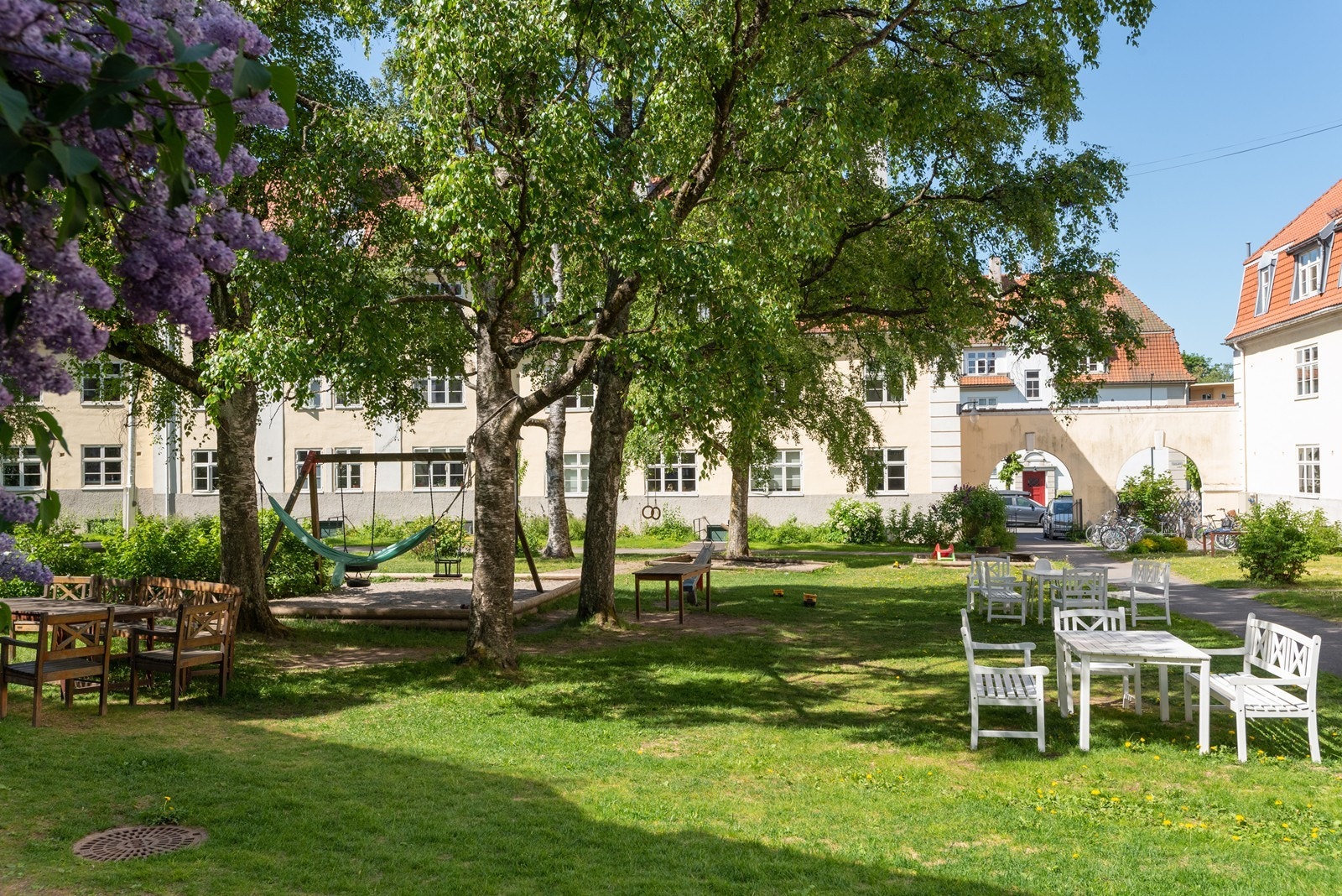 Det er enkel tilgang til bakgården fra leiligheten. Galleribilde
