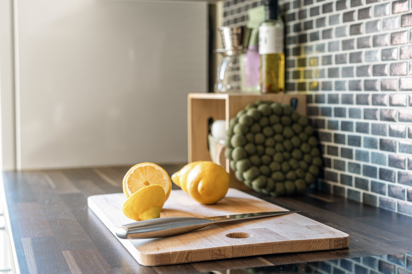 Det er god skap- og benkeplass for matlaging og lagring på kjøkkenet. Galleribilde