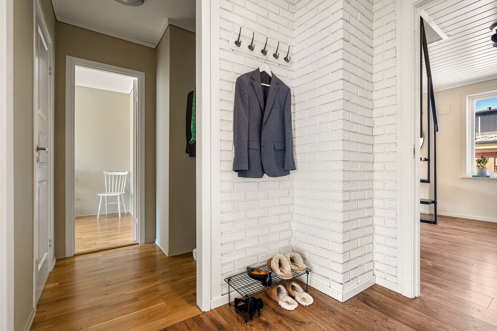 Lys og trivelig entré med god plass til å henge fra seg jakker og sette fra seg sko. Galleribilde