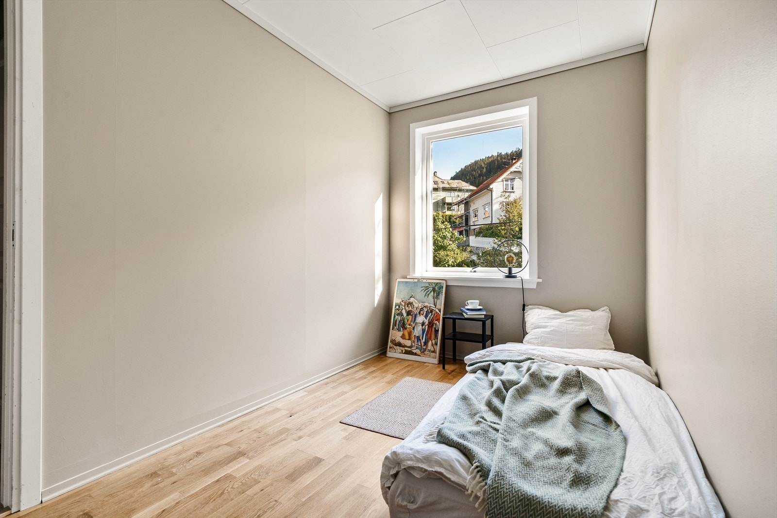 Her har du plass til garderobeskap, dobbeltseng og nattbord. Galleribilde