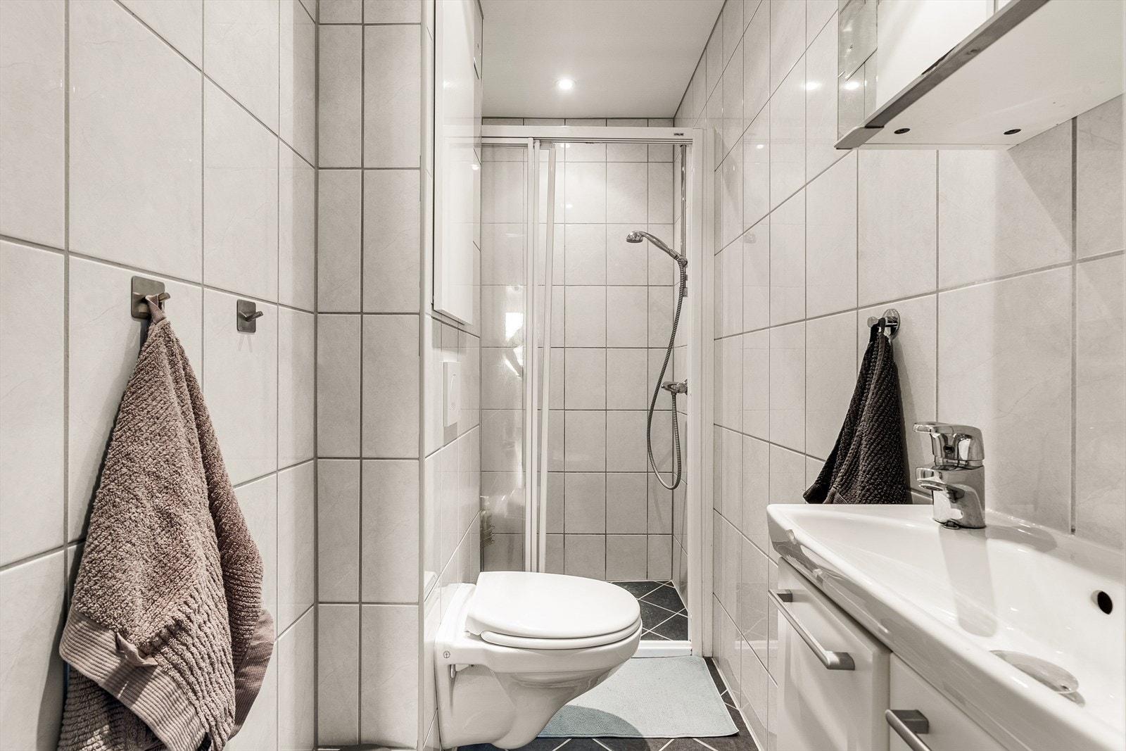 Lekkert helfliset bad med varmekabler i gulv. Galleribilde