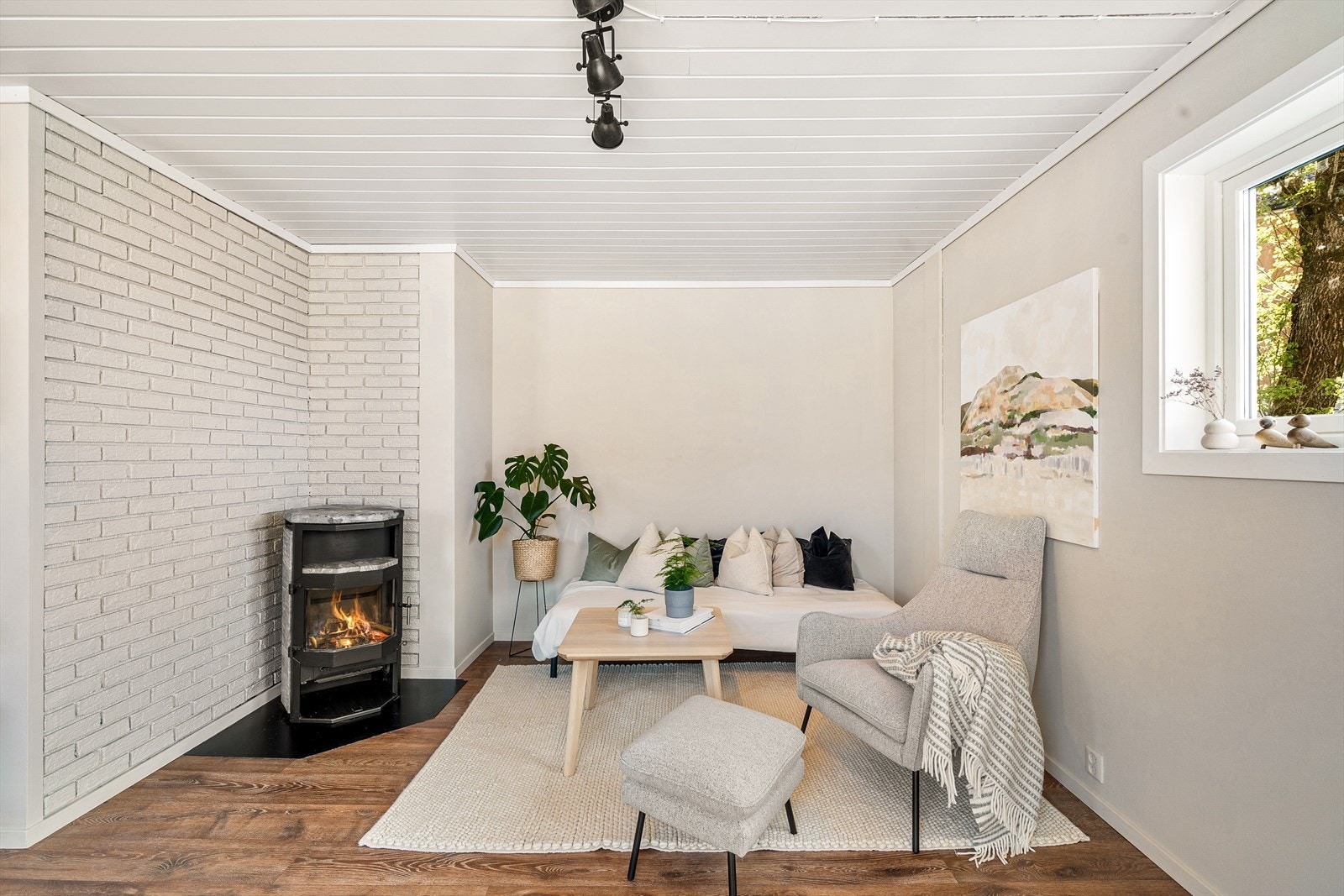 Leiligheten byr på åpen kjøkken/stue løsning og rommet er målt til 25,6 kvm. Galleribilde