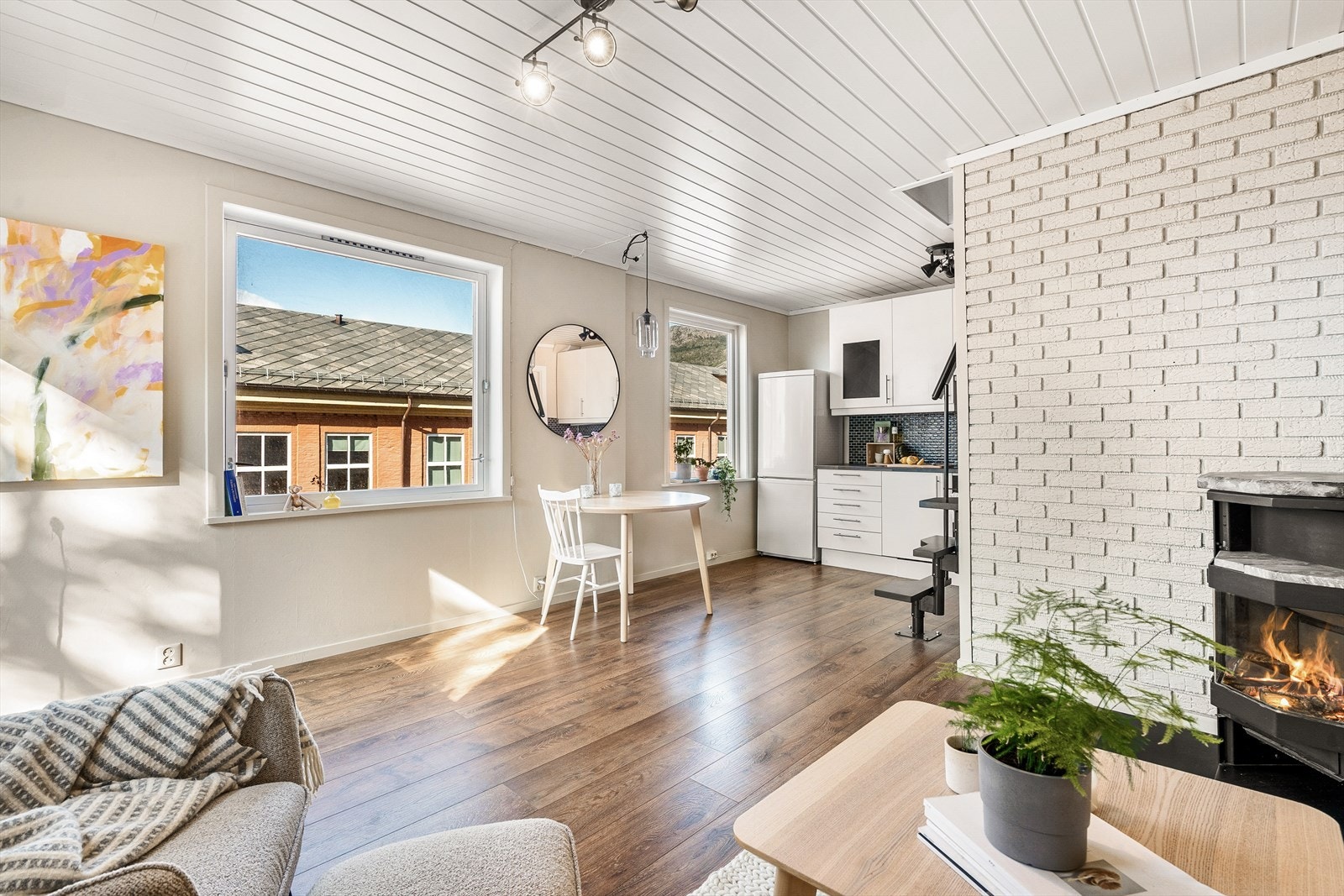 Stuens størrelse gir god mulighet til å innrede stuen med både tv- og spisestue. Galleribilde