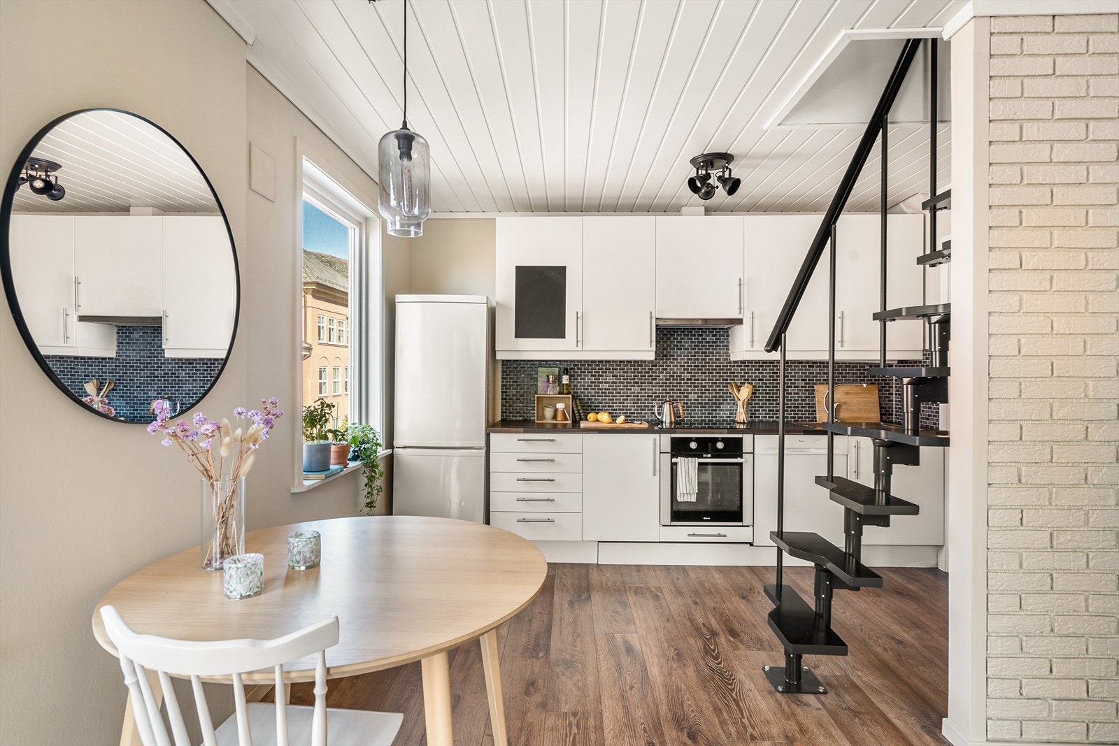 Integrerte hvitevarer er induksjonsplatetopp, stekeovn og opplegg for vaskemaskin. Galleribilde