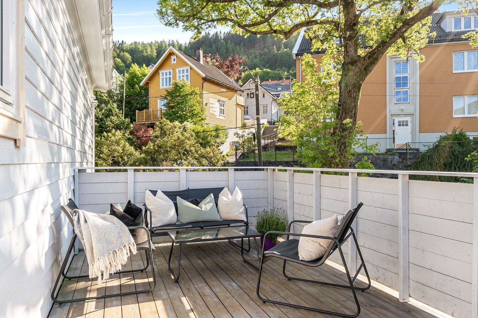 Her er det god plass til utemøbler og et perfekt sted for å nyte varme dager! Galleribilde