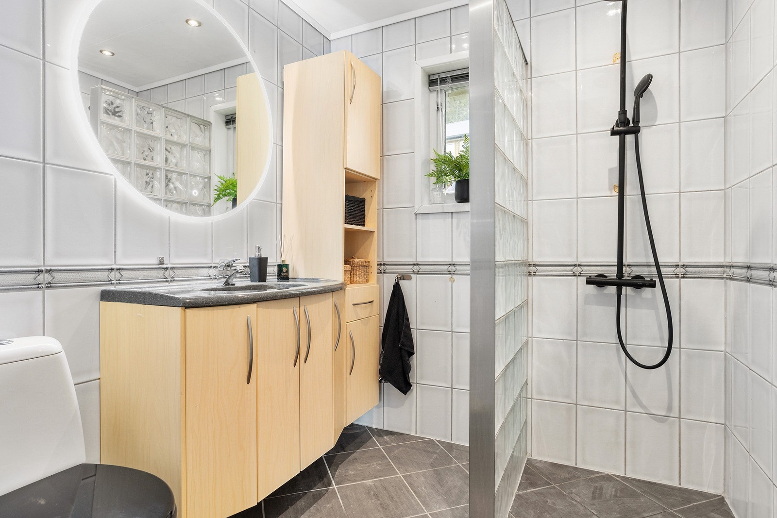 Pent bad med dusjhjørne, inrredning og wc i 1. etasje Galleribilde