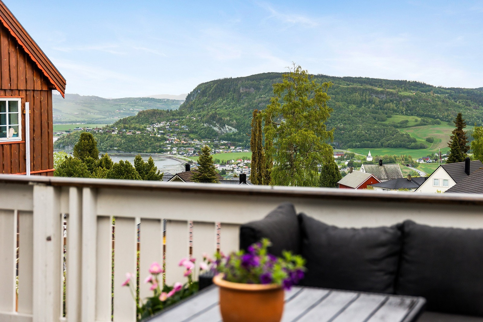 Flott utsikt med fjorgløtt fra verandaen Galleribilde