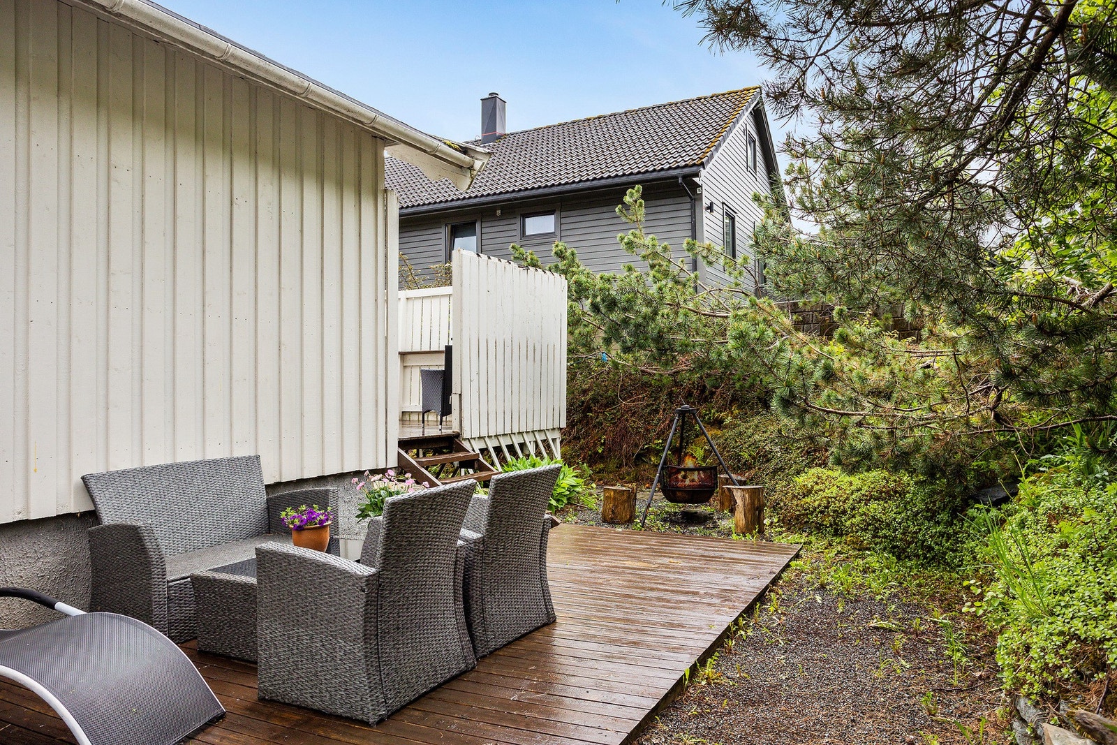 Det er også et skjermet uteområde på baksiden med platting Galleribilde