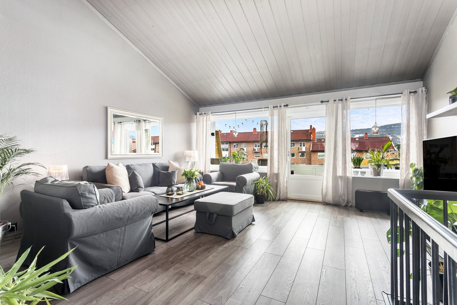 Panoramavinduer i stuen og utgang til balkong Galleribilde