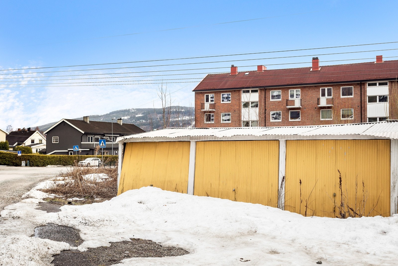 Garasjeplass / parkering - garasjen har behov for rehabilitering - kun omlag 50 meter fra boligen Galleribilde