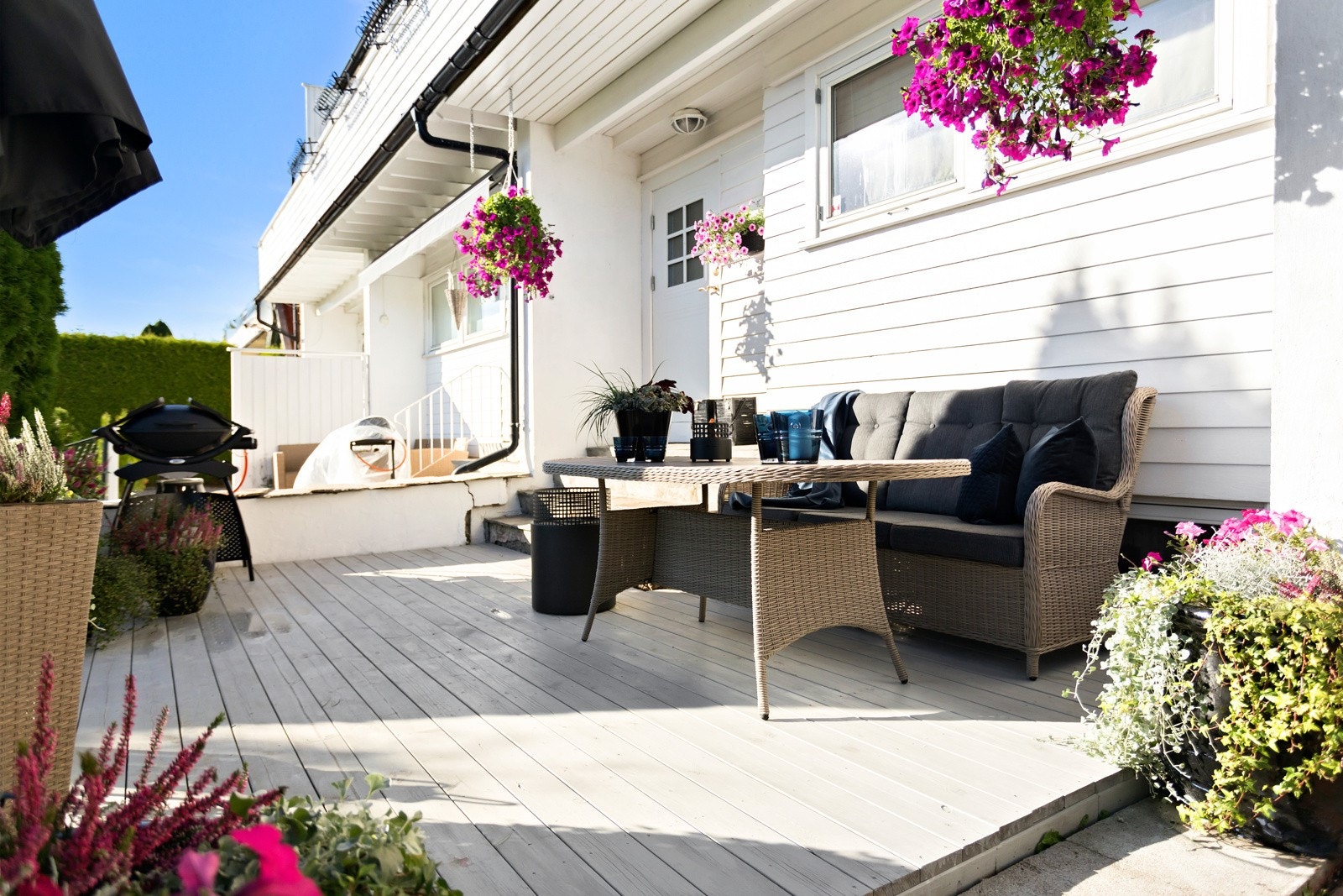 Hyggelige uteområder med terrasse samt egen privat hage Galleribilde