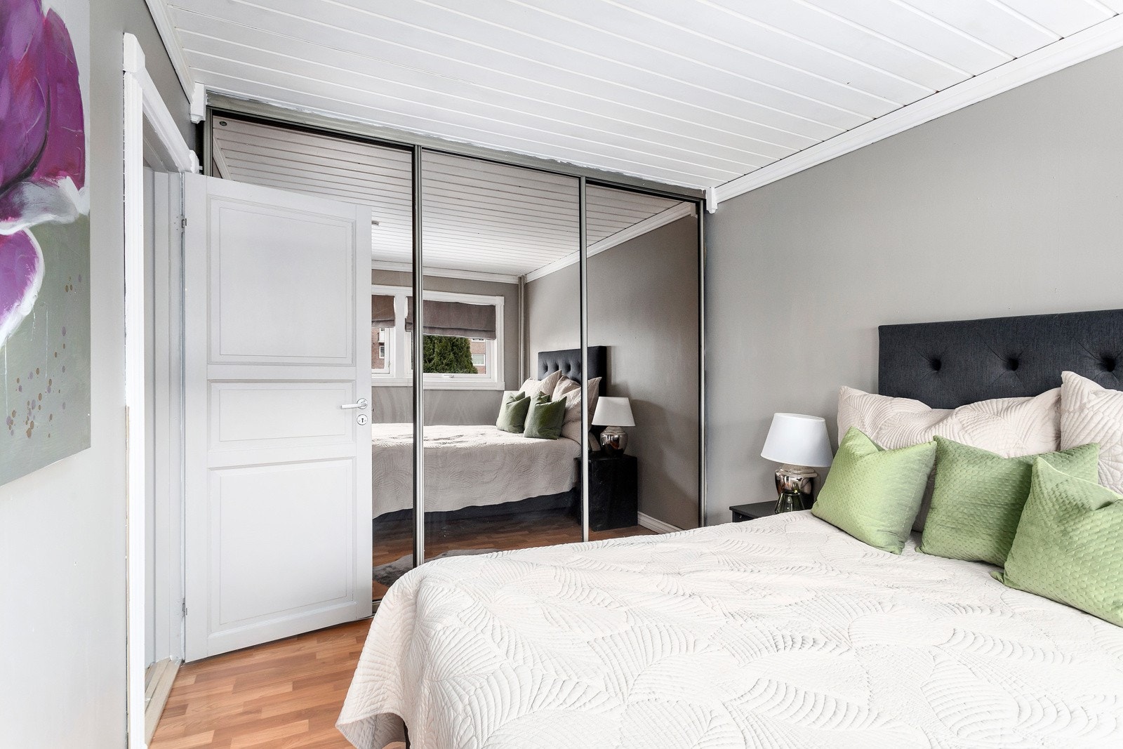 Speil skyvedørsgarderobe i soverom 1 Galleribilde
