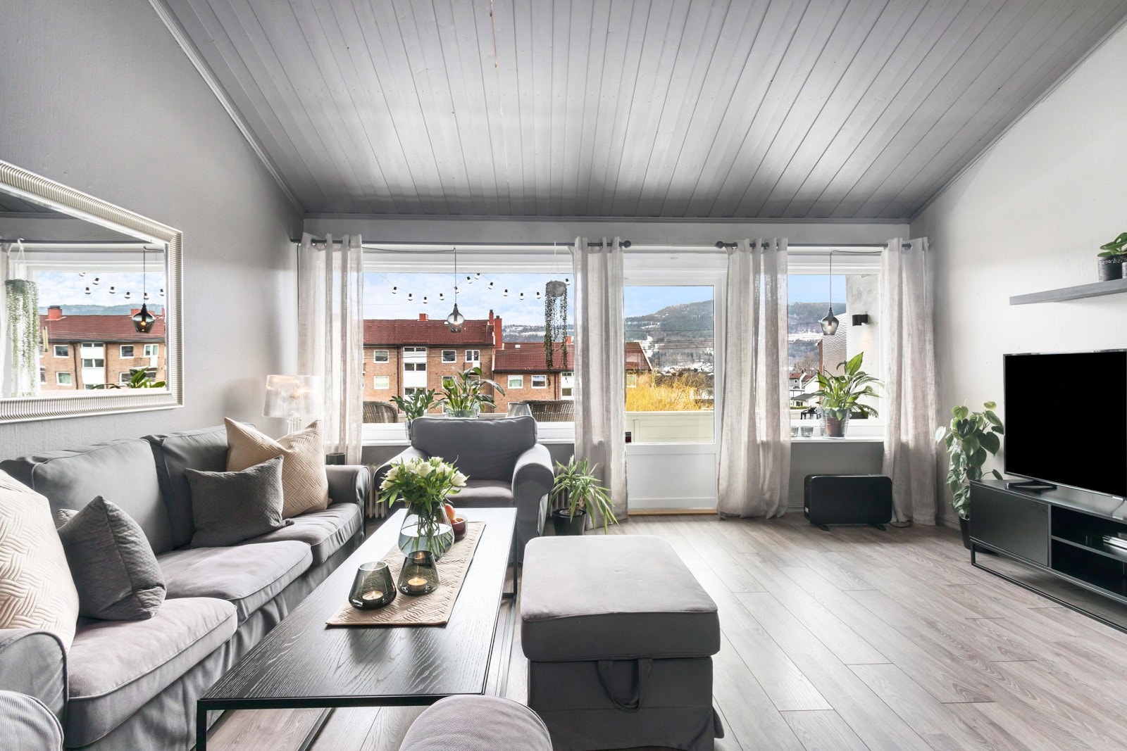 Store vinduer gir masse sol og lys inn Galleribilde