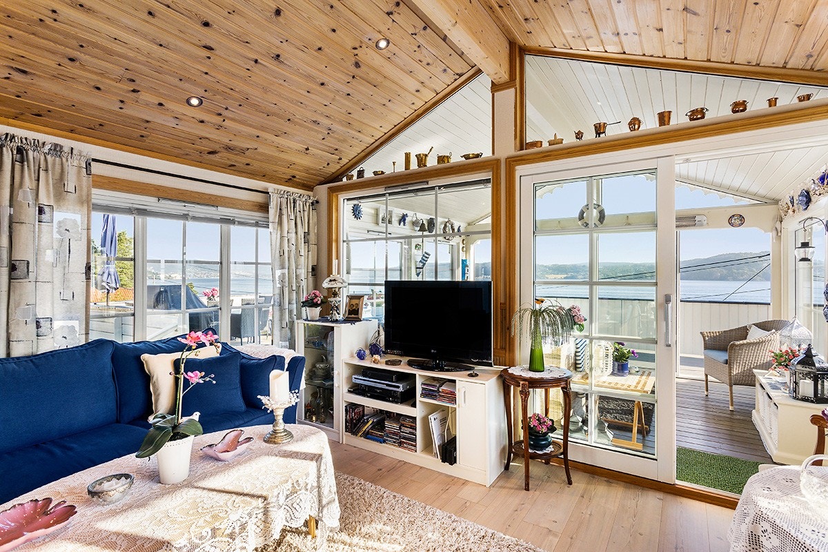 God plass i stuen til både sofa og spisestuemøblement. Galleribilde